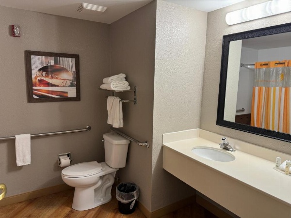 La Quinta by Wyndham Bannockburn-Deerfield image 41